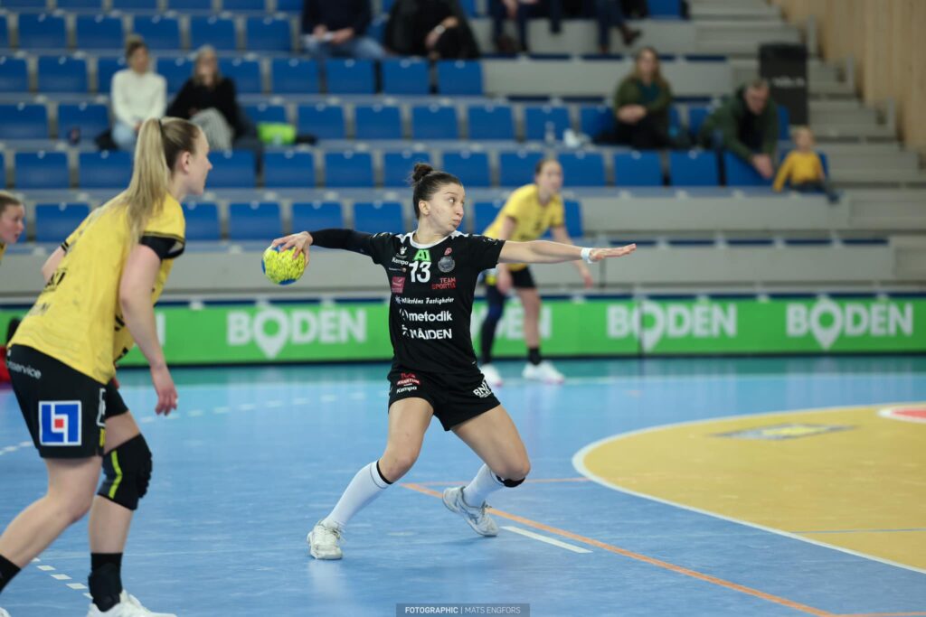 Jamoat sohilida yalangoch qiz